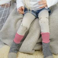 Graue Hausschuhe für Babys und Kinder aus weicher Wolle mit rotgeringeltem Bündchen Bild 4