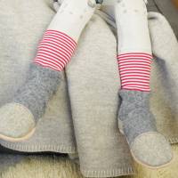 Graue Hausschuhe für Babys und Kinder aus weicher Wolle mit rotgeringeltem Bündchen Bild 7
