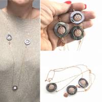 Variabel: lange/kurze Kette mit grauen Perlmutt-Ringen und hand gestrickten roségoldfarbenen Kugeln Bild 1