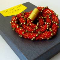 Imposante Häkelkette, rot mit gold, Länge 53 cm, Halskette aus Glasperlen und Metallperlen gehäkelt, Perlenkette, Glasperlenkette, Magnetverschluss, Kette, Schmuck Bild 1