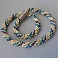 Häkelkette elfenbein blau türkis, 43 cm, Halskette aus Glasperlen gehäkelt, Perlenkette, Glasperlenkette, Häkelschmuck Bild 1