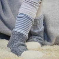 Graue Hausschuhe für Babys und Kinder aus weicher Wolle mit graugeringeltem Bündchen Bild 2