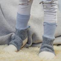 Graue Hausschuhe für Babys und Kinder aus weicher Wolle mit graugeringeltem Bündchen Bild 3