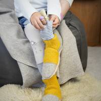 Gelbe Hausschuhe für Babys und Kinder aus weicher Wolle mit Bündchen Bild 3