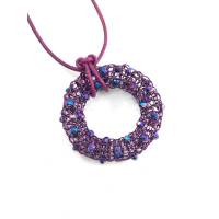 gestrickter DONUT-/Ring ANHÄNGER aus lilafarbenem Kupferdraht mit Glasschliffperlen am Lederband Bild 1