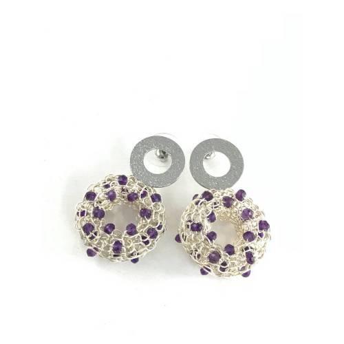 Ohrringe: gestrickter DONUT / Ring aus versilbertem, anlaufgeschütztem Kupferdraht mit facettierten AMETHYSTEN