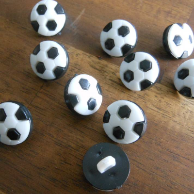 10 Fußball Knöpfe aus Kunststoff – Motivknöpfe in Schwarz-Weiß Ø 12 mm mit Öse für Vereine & DIY schulanfang 