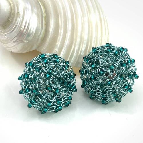 SEEIGEL - hand gestrickte OHRRINGE aus eisblauem Kupferdraht mit türkisfarbenen Rocailles