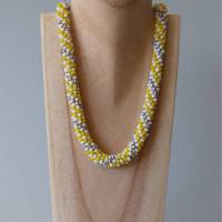 Häkelkette in gelb weiß und silber, Länge 50 cm, Halskette aus Glasperlen gehäkelt, Perlenkette, Glasperlenkette, Magnetverschluss, Kette, Schmuck Bild 2