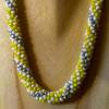 Häkelkette in gelb weiß und silber, Länge 50 cm, Halskette aus Glasperlen gehäkelt, Perlenkette, Glasperlenkette, Magnetverschluss, Kette, Schmuck Bild 4