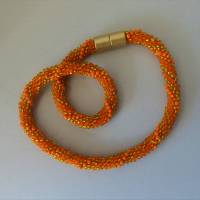 Auffällige Häkelkette orange trifft gold, Länge 43 cm, Halskette, Glasperlen gehäkelt, Perlenkette, Häkelschmuck Bild 1