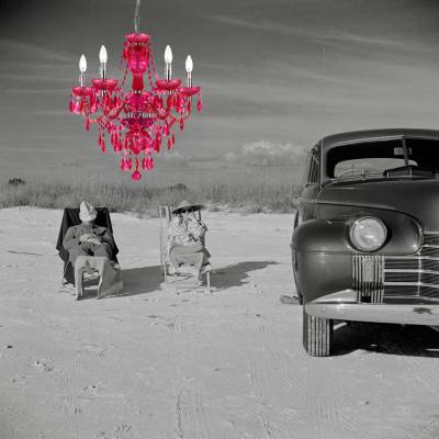 New Room - Collage mit Lüster - Paar mit Auto am Strand - Meer - Kunstdruck Poster ungerahmt -  Fotokunst - schwarz-weiss Fotografie Kunst Druck - Vintage