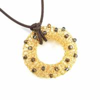 gestrickter DONUT-/Ring-ANHÄNGER aus goldfarbenem Kupferdraht mit Glasschliffperlen an braunem Lederband Bild 1
