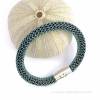 eisblau/türkis, gestricktes Schlauch-Armband mit Magnetschließe und geflochtenem Lederband innen Bild 1