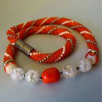 Häkelkette, orange weiß silber, Mittelteil mit Korallenperle und großen Kristallperlen, 51 cm, Halskette, Häkelschmuck Bild 1