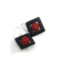 QUADRAT OHRRINGE  - Onyx Quadrat mit doppelt gestrickter KUGEL aus rotem Kupferdraht Bild 1