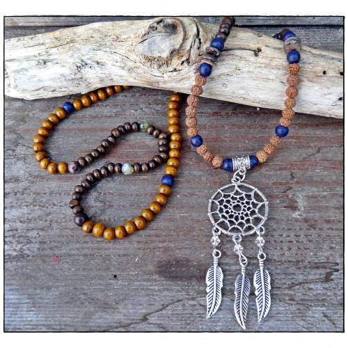 Perlenkette aus Holz und Rudraksha-Samen mit Traumfänger Anhänger