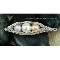 Perlen in der Schote - GONDOLA Ketten-ANHÄNGER gestrickt aus versilbertem Kupferdraht mit Süßwasserperlen Bild 1