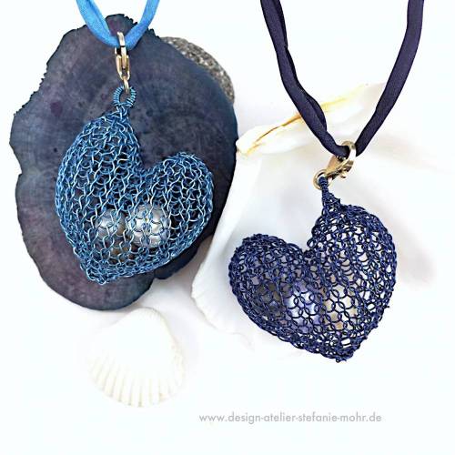 Ketten-Anhänger "HERZ" gestrickt aus Draht mit Süßwasser-Perlen / Hell- ODER Dunkelblau, optional an längenverstellbarem Seidenband