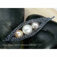 Perlen in der Schote - GONDOLA Ketten-ANHÄNGER gestrickt aus graphitfarbenem Kupferdraht mit Süßwasserperlen Bild 1