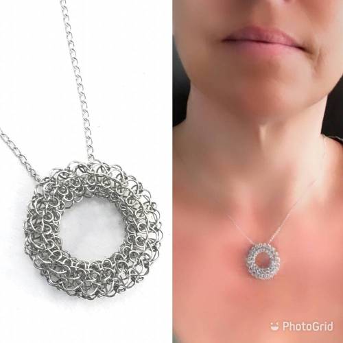 Fingerfgestrickter EDELSTAHL DONUT-/Ring-ANHÄNGER an einer Edelstahlkette