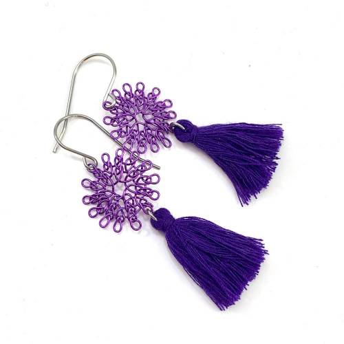 fingergestrickte BOHO Ohrringe lila mit Quasten