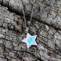 Sternförmige Erinnerungskette an Sternenkind mit blauen Babyfüßen und Sternenstaub Edelstahl Bild 1