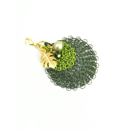 Hand gestrickter KREIS-ANHÄNGER in Grüntönen mit Monsterablatt und Charm-Karabiner