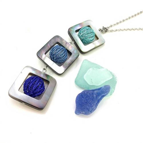 ANHÄNGER mit Perlmutt QUADRATEN und gestrickten Minikugeln aus eis- bis königsblauem Kupferdraht - optional mit Edelstahlkette