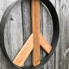 Rustikales Peace-Zeichen aus Metall und Holz Bild 2