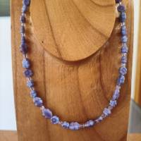 Glasperlenkette mit Blümchen und Blättern in Lila-Blau - Voll Hippie! Bild 1