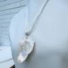 Großer Muschel Kettenanhänger mit an einer Halskette aus weißen Mini Perlen, auffälliger Schmuck für Mutige Bild 10