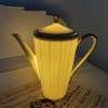 Hübsche alte Kaffeekanne als Tischlampe aus Porzellan mit LED Bild 5