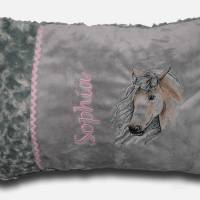 Flauschiges besticktes Kissen zur Geburt hellgrau mit Namen und Pferdekopf Schmusekissen Babykissen bügelfrei Bild 3