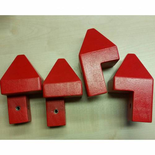 4 rote Turmspitzen aus Hartholz