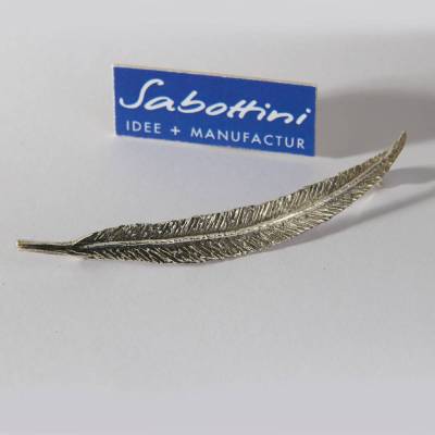 Ansteckschmuck "Feder"  in 925 Silber gegossen,  zwischen Sand und Muscheln in der Bretagne gefunden als Brosche