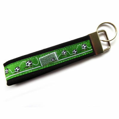 Schlüsselanhänger Schlüsselband Anhänger "Fußballtor" schwarz grün aus Baumwollstoff und Webband
