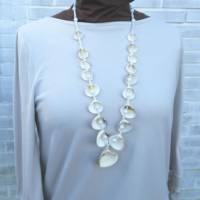 Lange Halskette mit Muscheln und Mini Perlen Bild 1