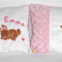 Flauschiges besticktes Kissen zur Geburt Baby mit Namen niedliche Hasen-Applikation Schmusekissen bügelfrei Bild 4