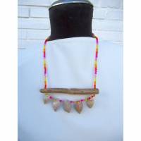 Halskette mit Treibholz, Muscheln und bunten Glasperlen Bild 2