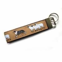 Schlüsselanhänger Schlüsselband "Australian Shepherds und Schafe" in braun und beige aus Baumwollstoff und Ripsband Bild 1
