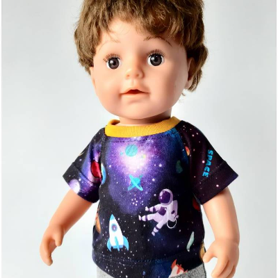 Astronaut im Weltall, Planeten und Sterne, T-Shirt für Puppen 40-43 cm