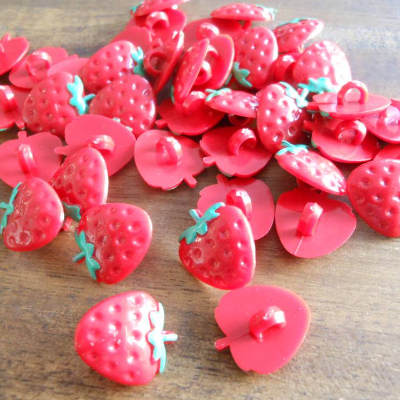 20 Erdbeeren Ösenknöpfe aus Kunststoff – Restbestand, glänzend, Ø 1,2 cm
