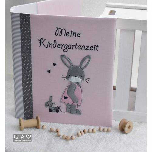 Ordner/Portfolio mit Doodlestickerei 'Hasenmädchen', Stickerei 'Meine Kindergartenzeit' und Wunschname