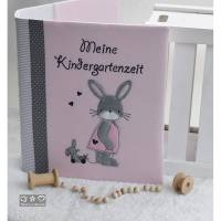 Ordner/Portfolio mit Doodlestickerei 'Hasenmädchen', Stickerei 'Meine Kindergartenzeit' und Wunschname Bild 1