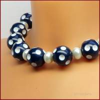 Kette 'Polka Dots' dunkelblau/weiß pearl - Retro Rockabilly Look, 50er-Jahre Style, Magnetverschluss Bild 3