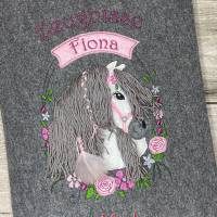 Zeugnismappe A4 gestickt auf grauem Filz , Pferdekopf mit Blumen, perfekt zur Einschulung, personalisierbar, mit Namen Bild 1