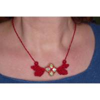 Halskette mit Blume und roten Makramee-Blättern Bild 1