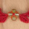 Halskette mit Blume und roten Makramee-Blättern Bild 2