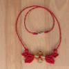 Halskette mit Blume und roten Makramee-Blättern Bild 3